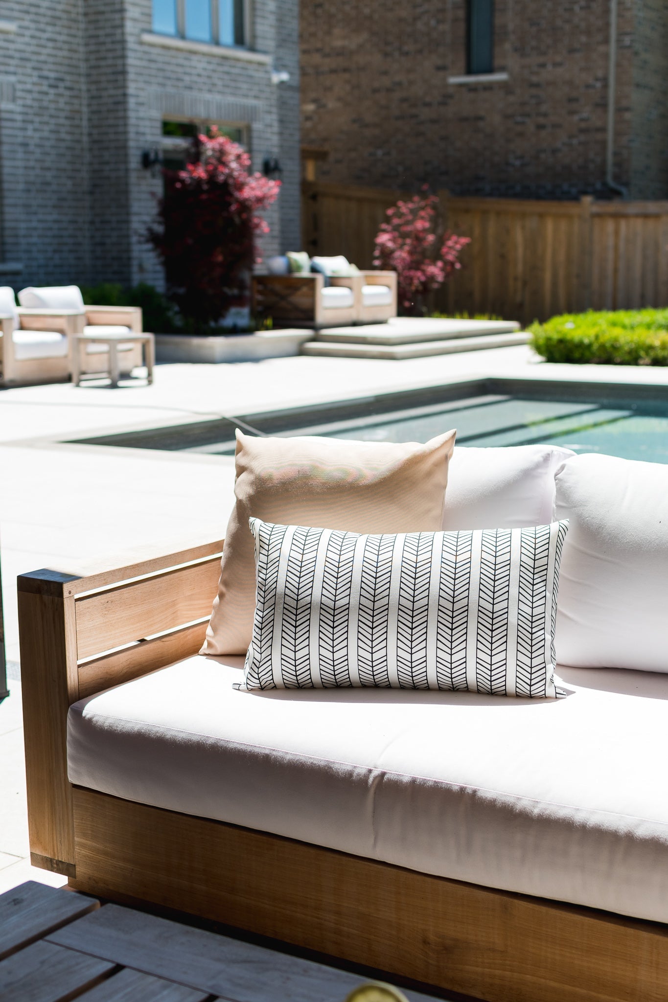 OUTDOOR PILLOW - BLACK AND WHITE LUMBAR