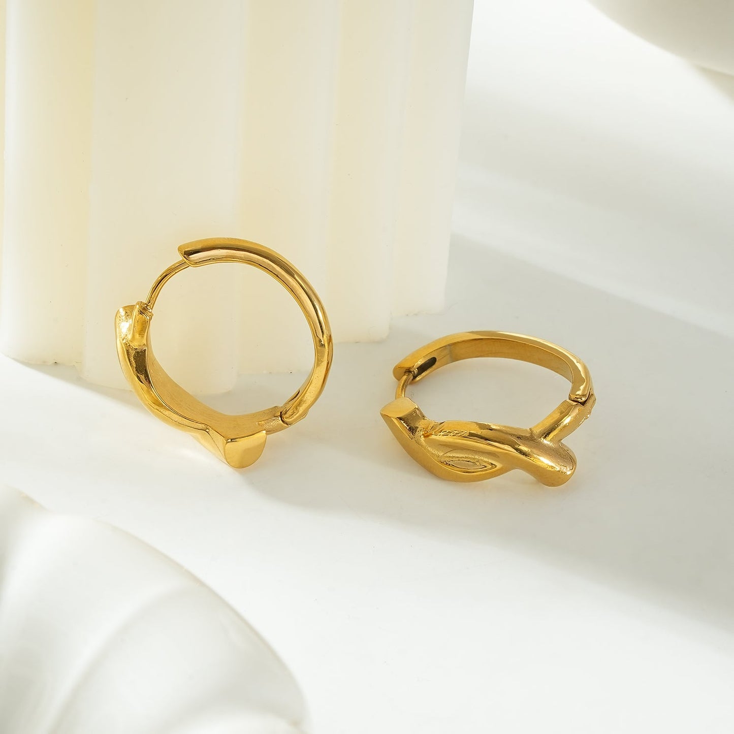 SIYAMI Gold: Sculpted Wave Hoop Earrings