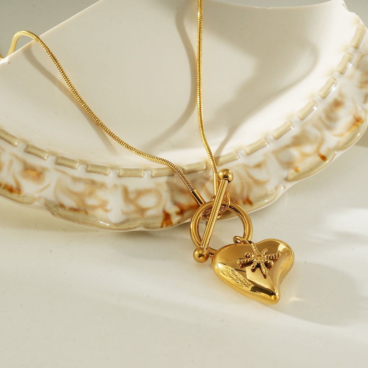WANNI Gold: Radiant Heart Toggle Pendant Necklace – Contemporary Gold Heart Charm Statement Necklace