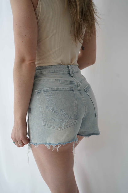 Short en jean pâle - trouée