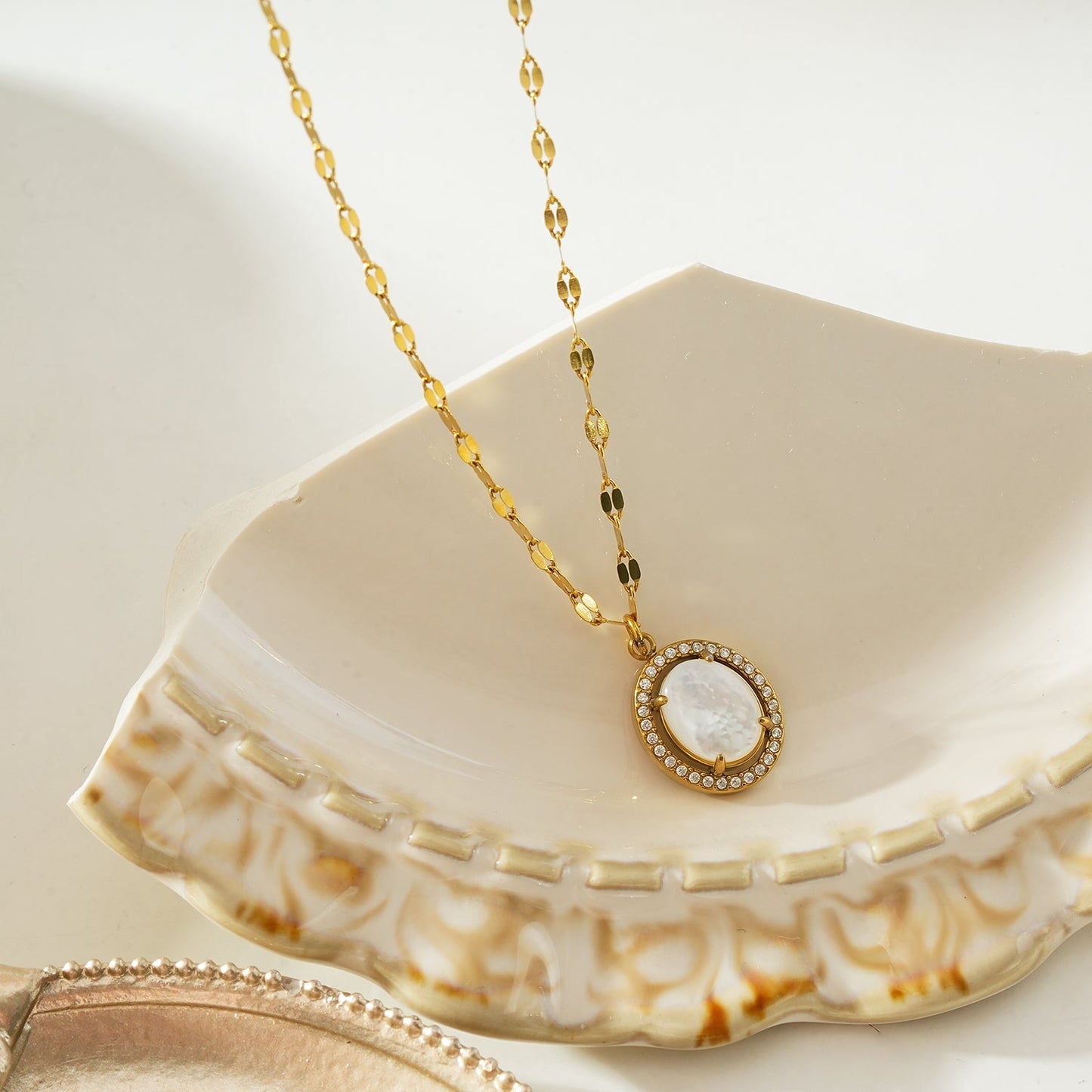 HAMMELA Gold: Pendant Necklace with a Pearl Centre & Crystal Halo
