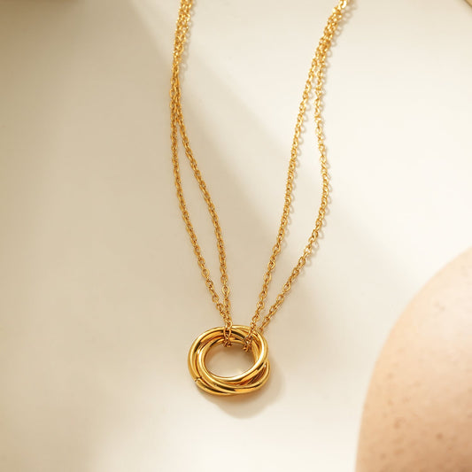 ELVIRA Gold: Double Chain Dainty Necklace with Intertwined 3-Ring Pendant – Symbol of Love, Unity & Eternity