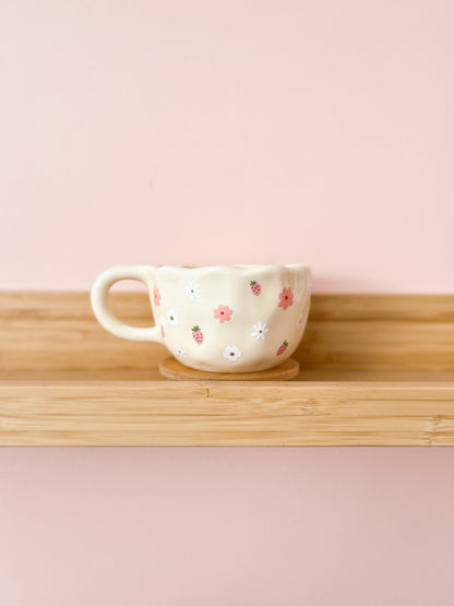 Tasse en céramique crème 12oz - fraises & fleurs rose