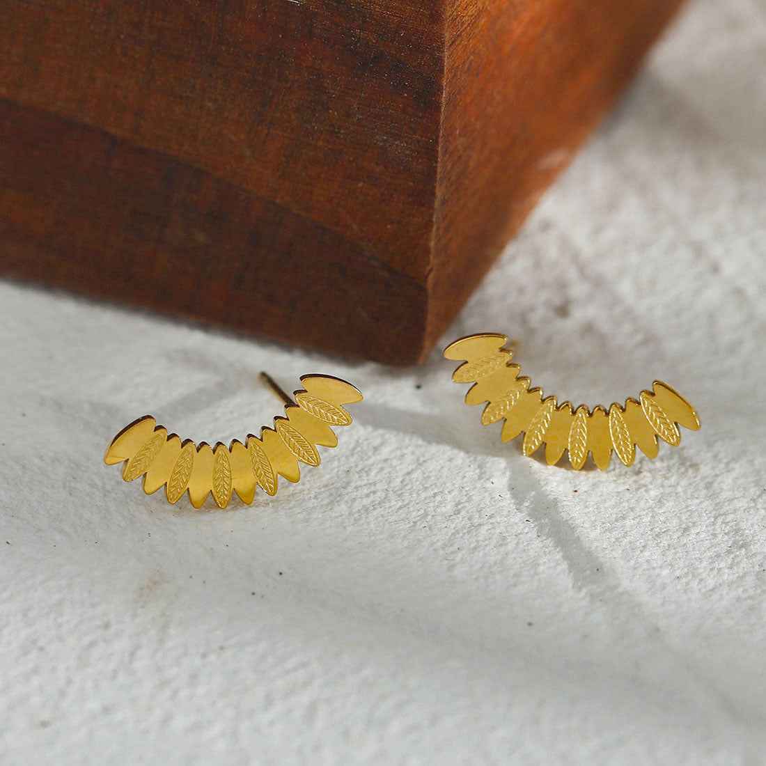 ZOEY: Curved Shaped Leaf Patterned Stud Earrings