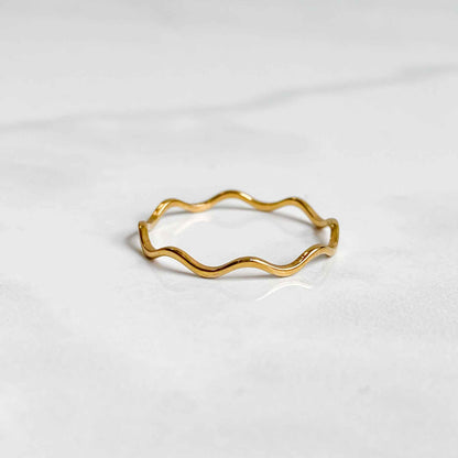 Bague ondulée dorée en acier inoxydable plaqué or 18K | NAÏA
