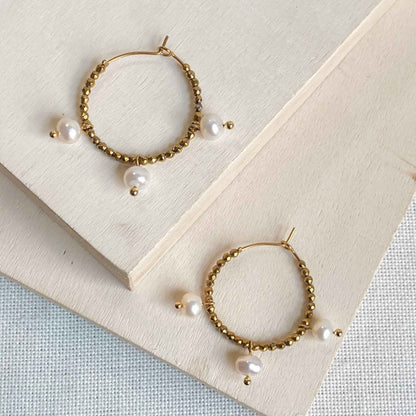 Boucles d’oreilles créoles dorées avec perles d’eau douce | AURÉA