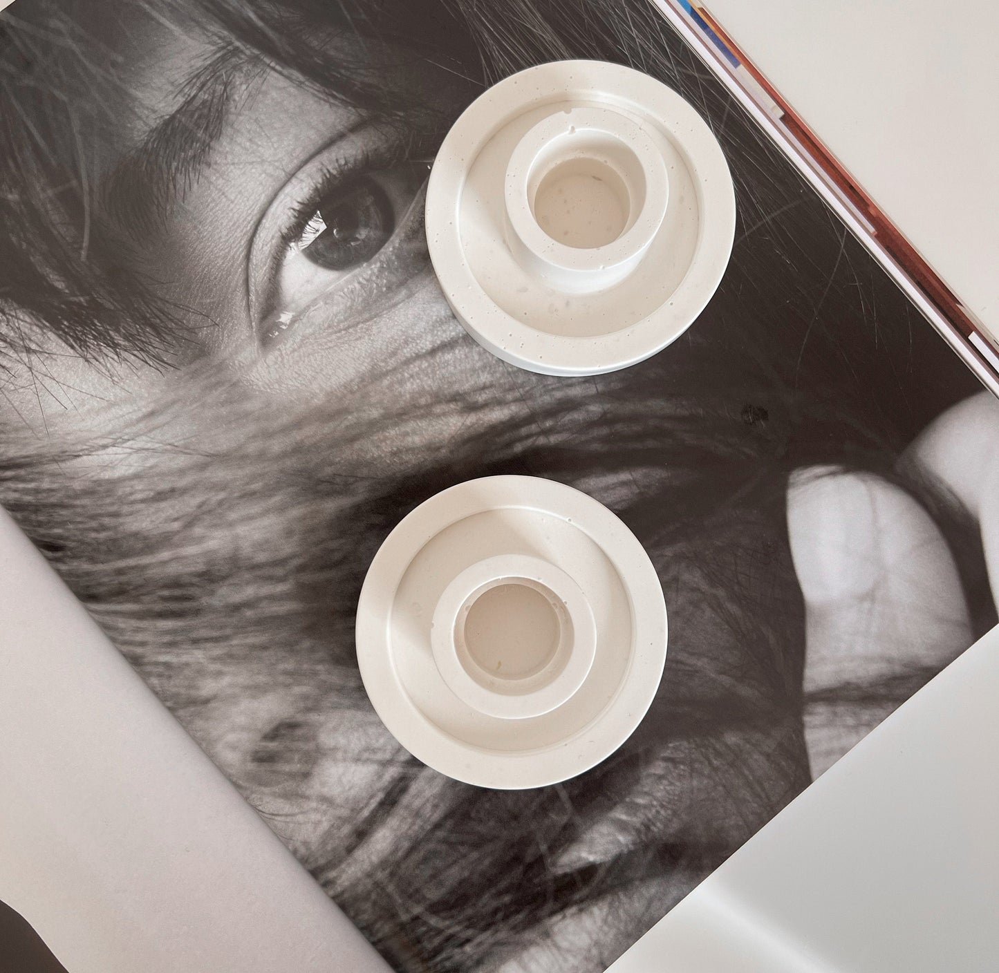 Round Jesmonite Candlestick Holder: Minimalist Table Decor